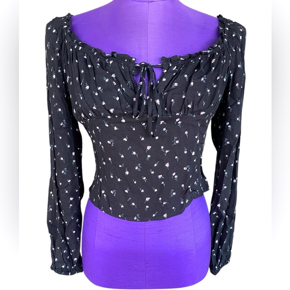 wild fable Tops - 🖤Wild Fable black floral crop top size M.